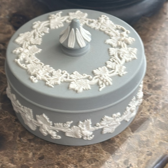 Westwood grey and white round box lovely top grapes and leaves trimming raised - Picture 3 of 14